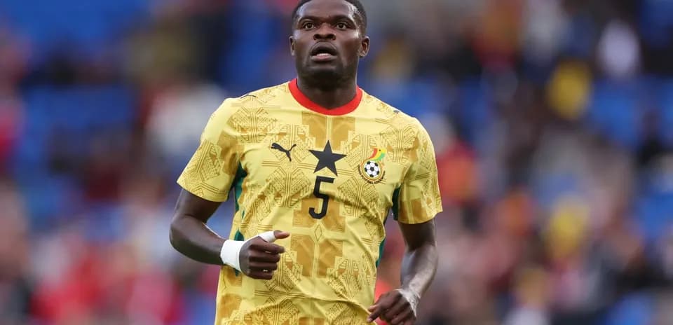 Jugador de Ghana corriendo en camiseta amarilla