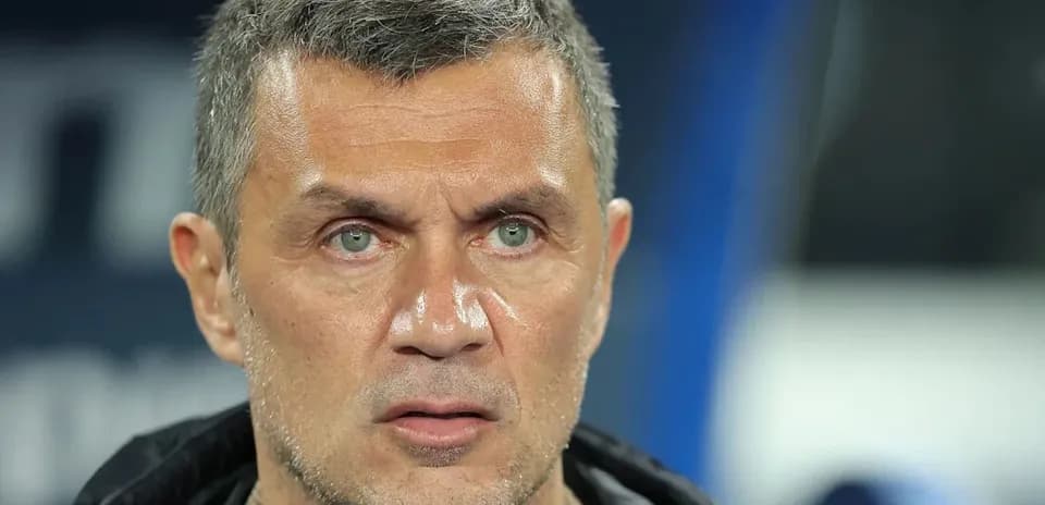 Entrenador observando desde la banca durante el partido