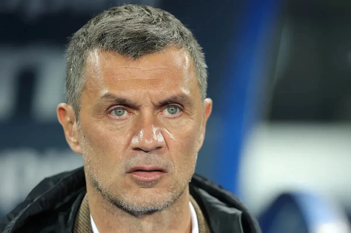 Entrenador observando desde la banca durante el partido