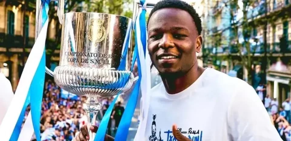 Jugador celebrando con el trofeo de la Copa del Rey