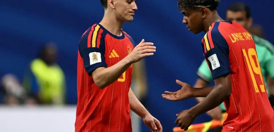 Jugadores de España en partido de fútbol