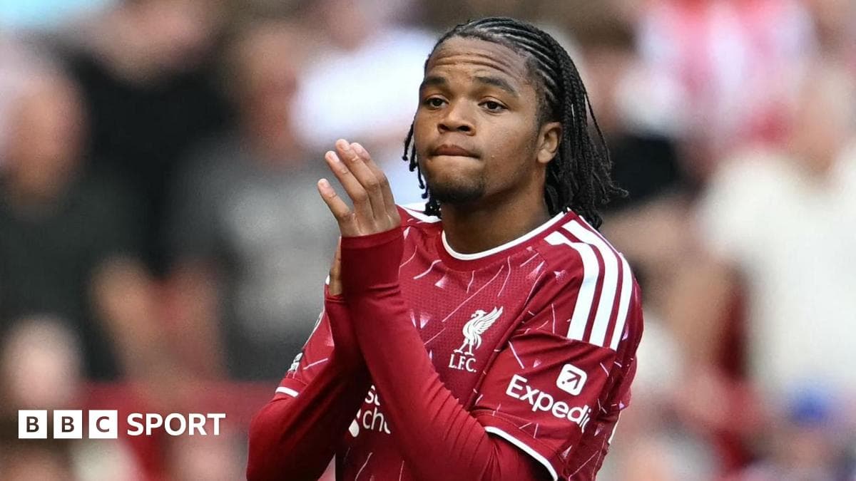 Jugador de Liverpool aplaudiendo en el campo