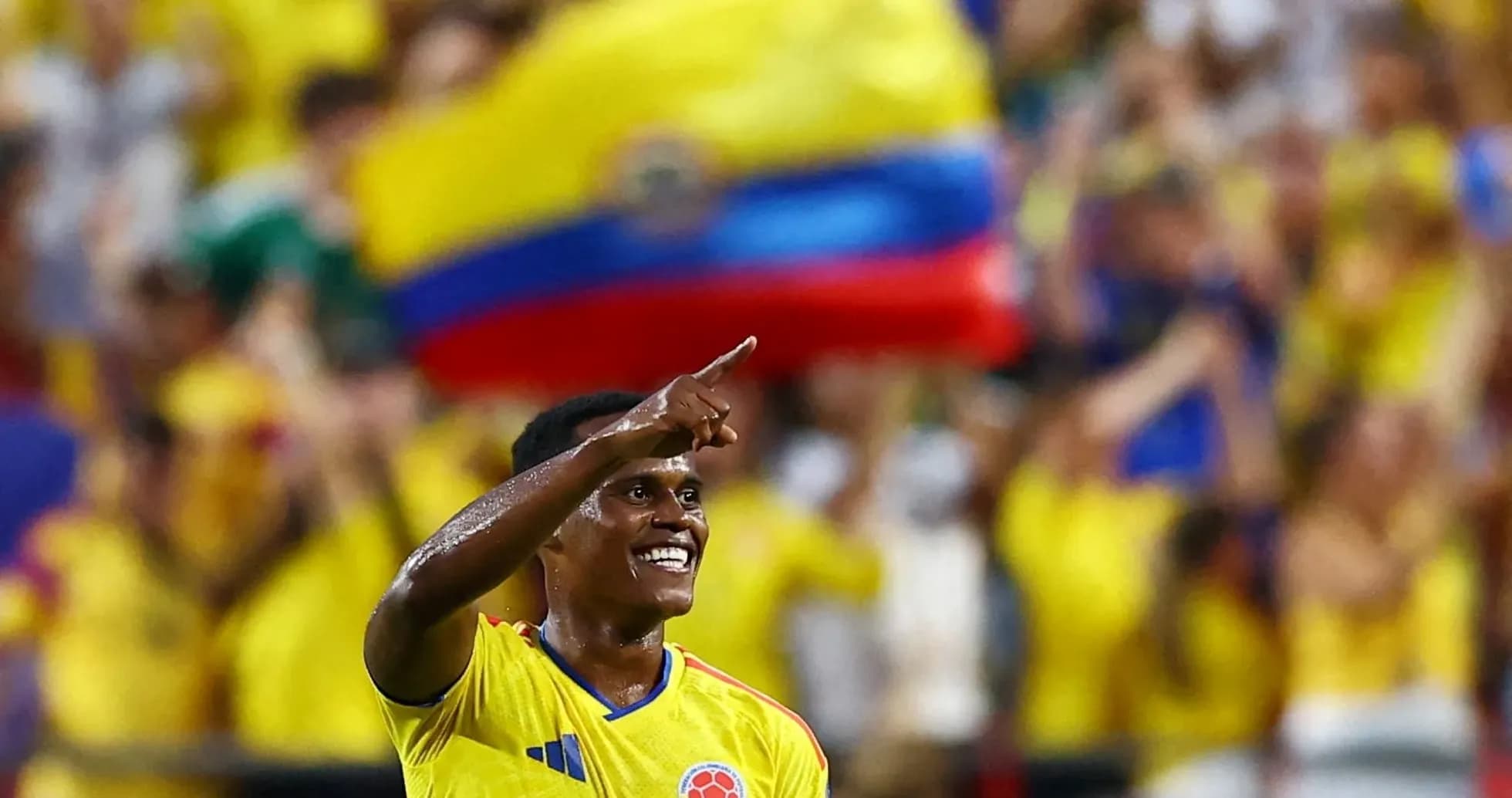 Jugador colombiano celebrando con aficionados en el estadio
