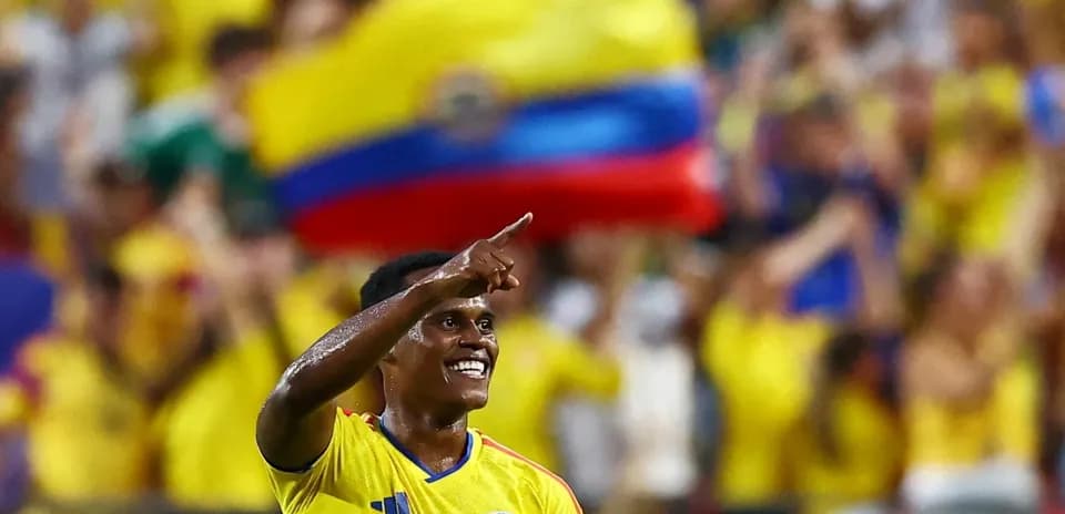 Jugador colombiano celebrando con aficionados en el estadio