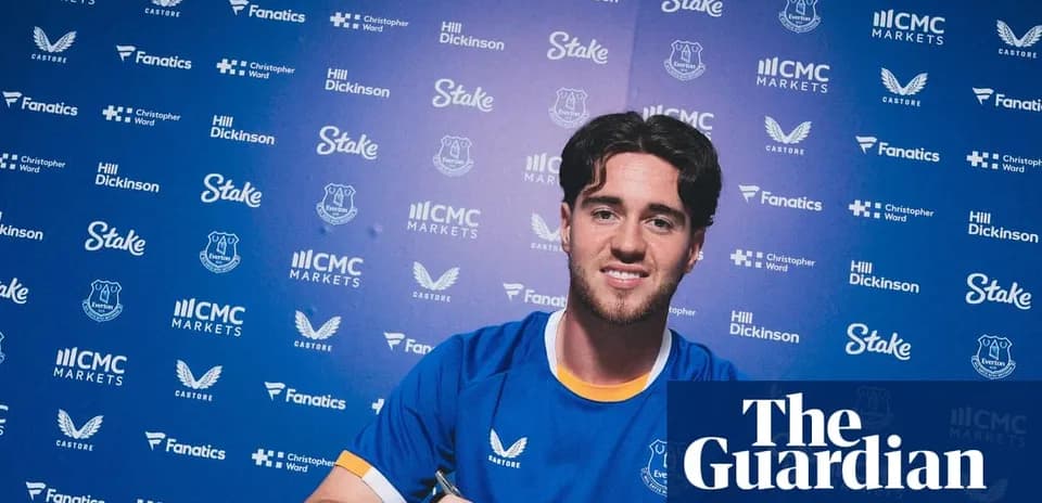 Jugador de Everton firmando contrato en conferencia