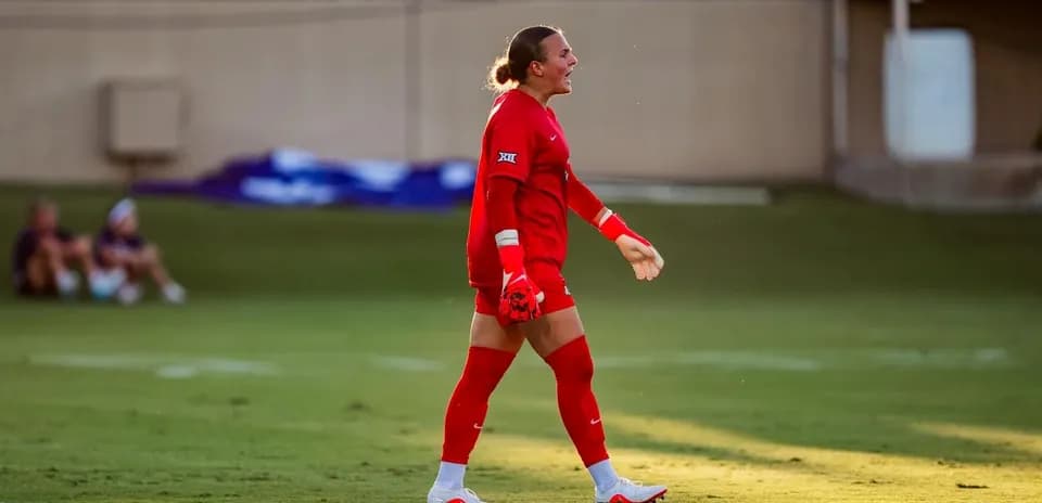 Portera con uniforme rojo durante el partido