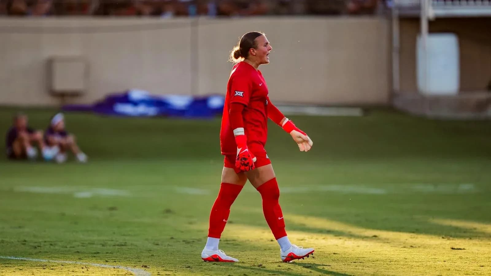 Portera con uniforme rojo durante el partido