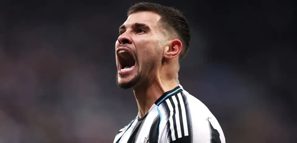 Jugador de Newcastle gritando durante el partido