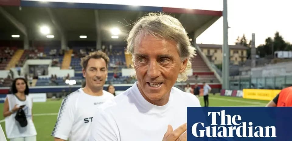 Entrenador hablando en el campo de fútbol