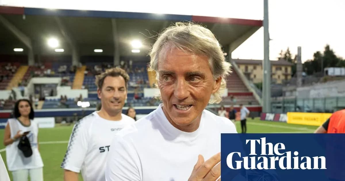 Entrenador hablando en el campo de fútbol