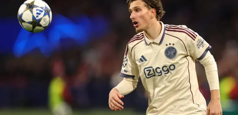 Jugador de Ajax controlando el balón en partido