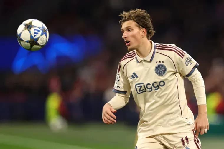Jugador de Ajax controlando el balón en partido