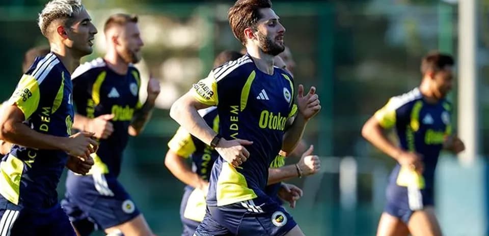 Jugadores de Fenerbahçe entrenando en la cancha