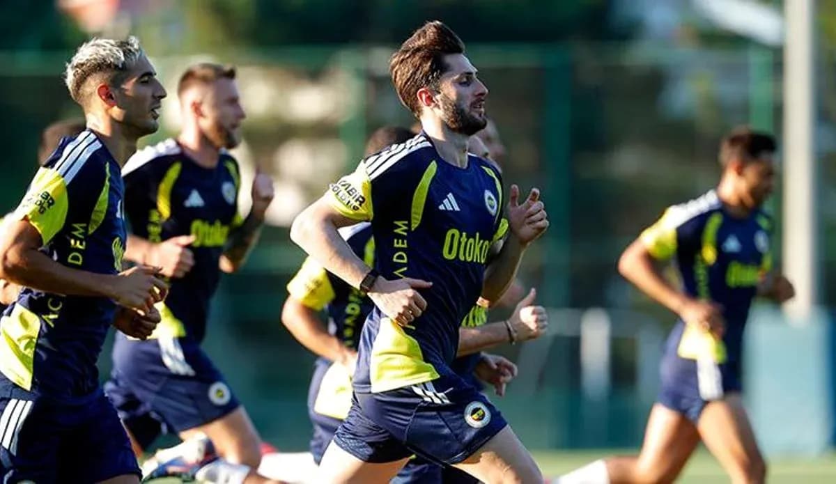 Jugadores de Fenerbahçe entrenando en la cancha