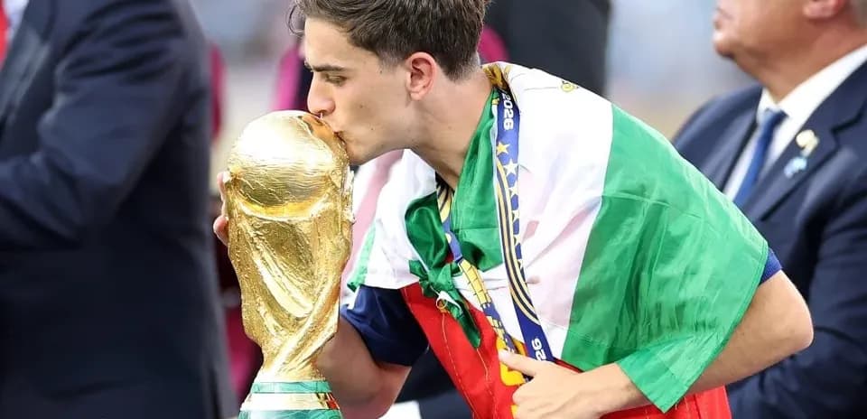 Jugador besando la Copa del Mundo en ceremonia