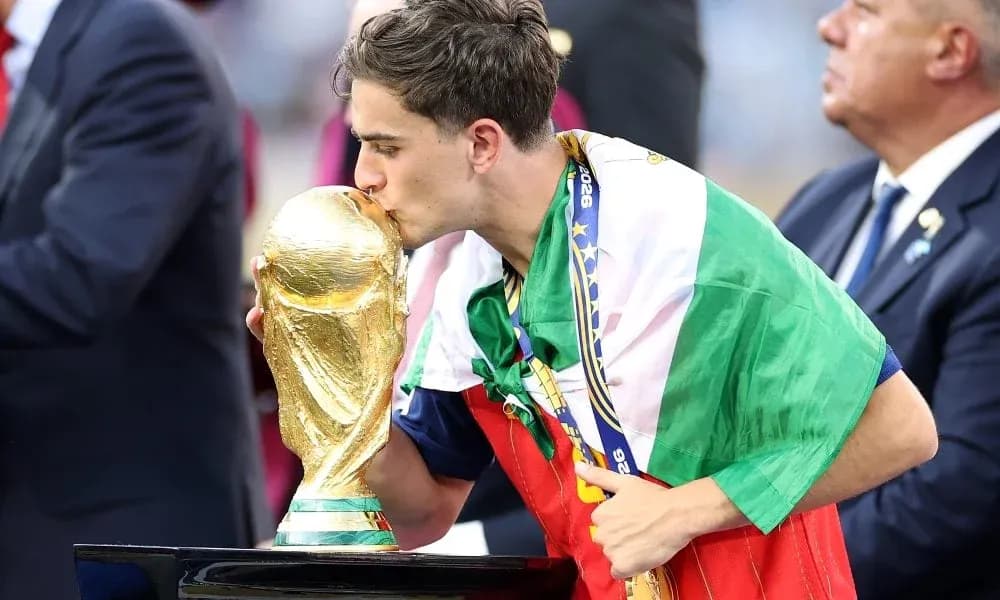 Jugador besando la Copa del Mundo en ceremonia
