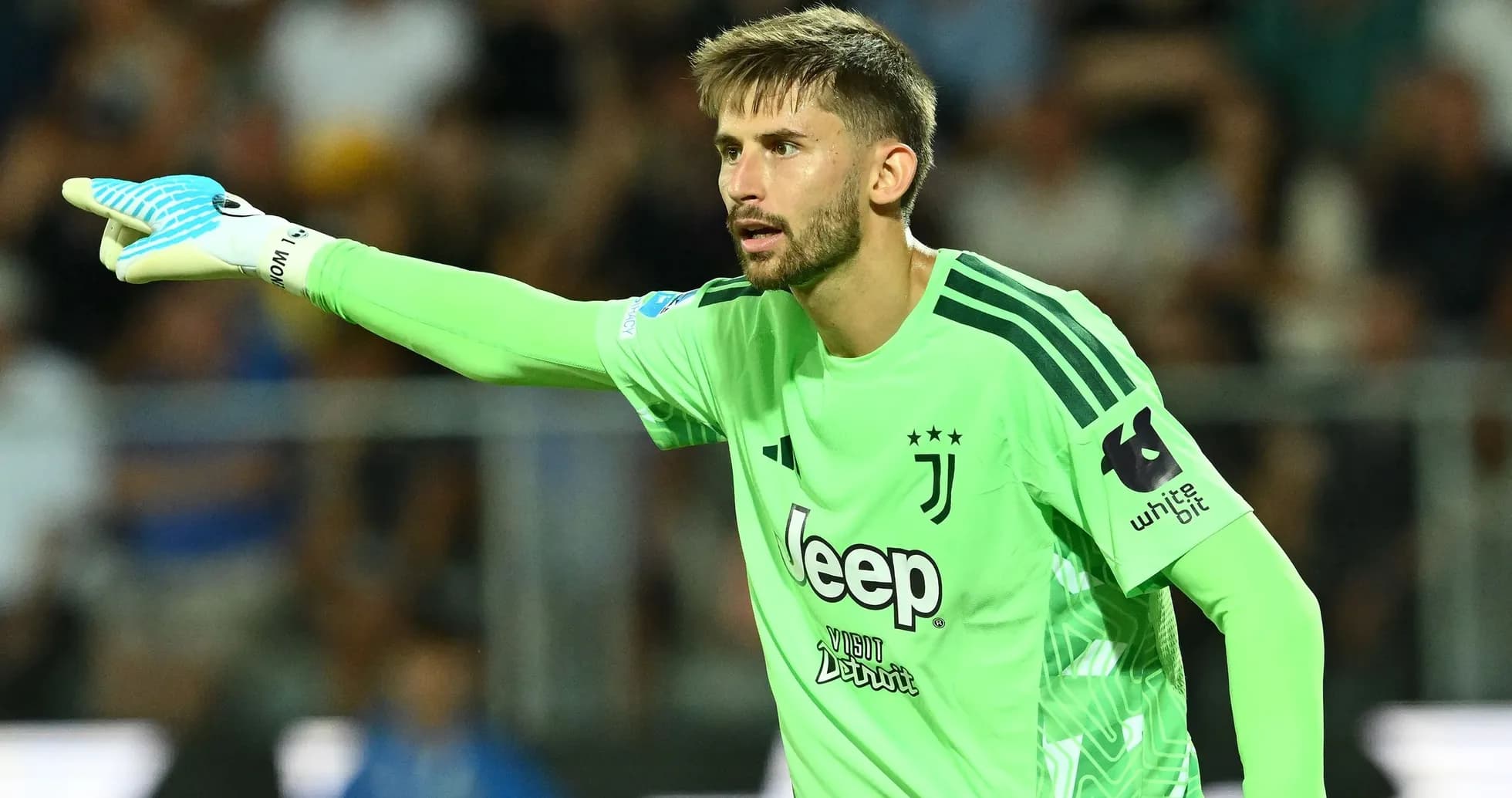 Portero de Juventus dando instrucciones durante el partido