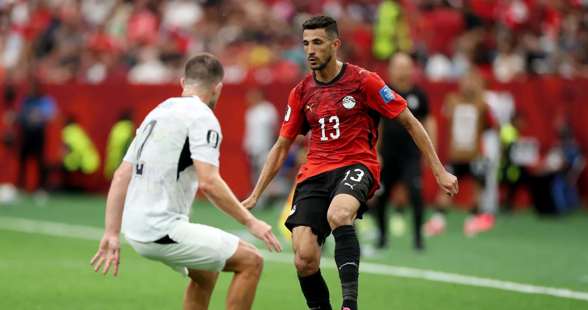 Jugador de Egipto driblando a oponente en el campo