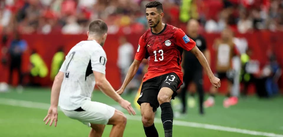 Jugador de Egipto driblando a oponente en el campo