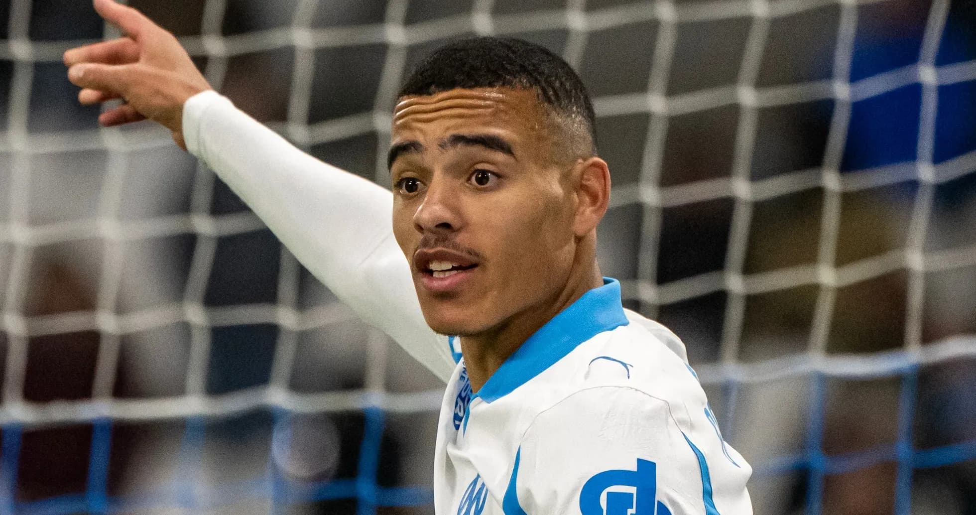 Jugador del Olympique de Marsella señalando hacia el campo