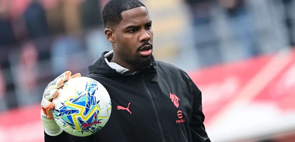 Portero sosteniendo balón antes del partido