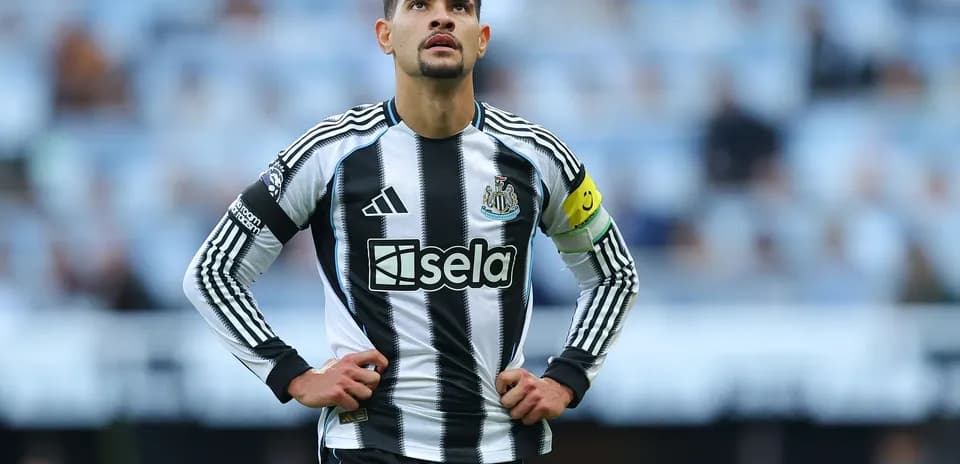 Jugador de Newcastle en acción durante el partido