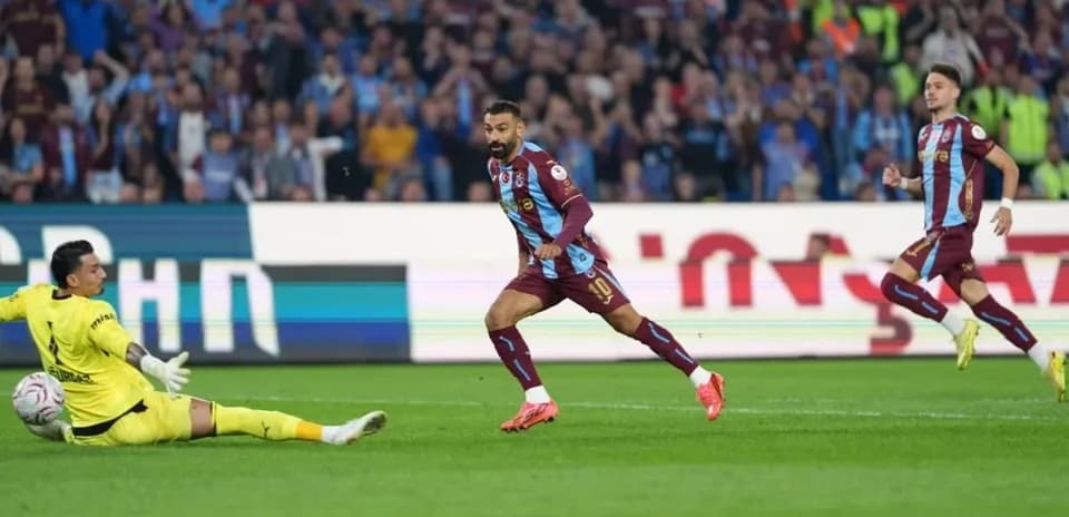 Jugador de Trabzonspor supera al portero en acción