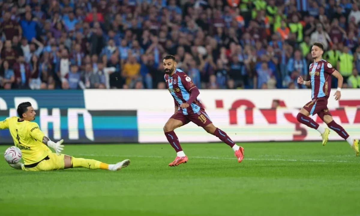 Jugador de Trabzonspor supera al portero en acción