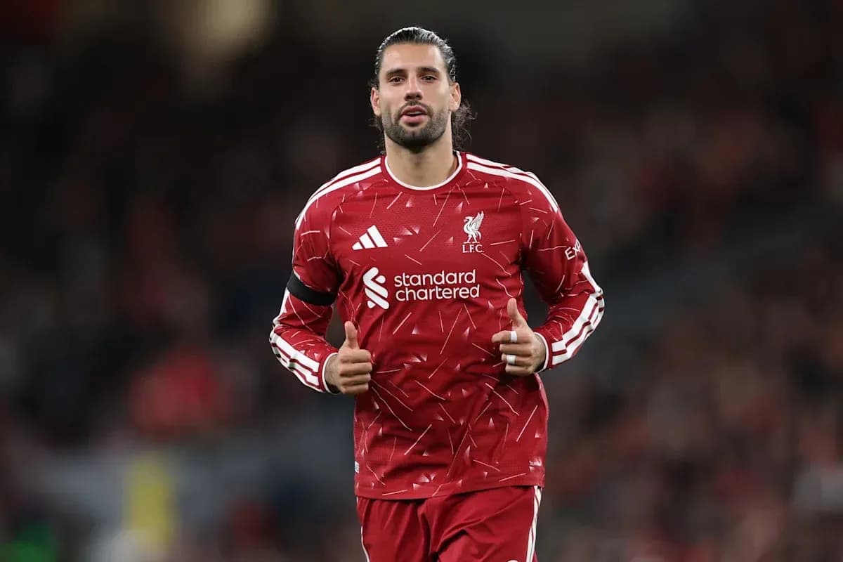 Jugador de Liverpool con camiseta roja en el campo