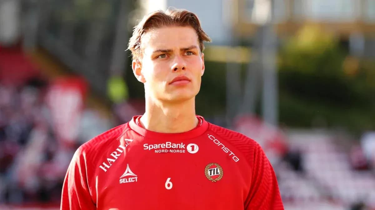 Jugador en uniforme rojo durante el calentamiento