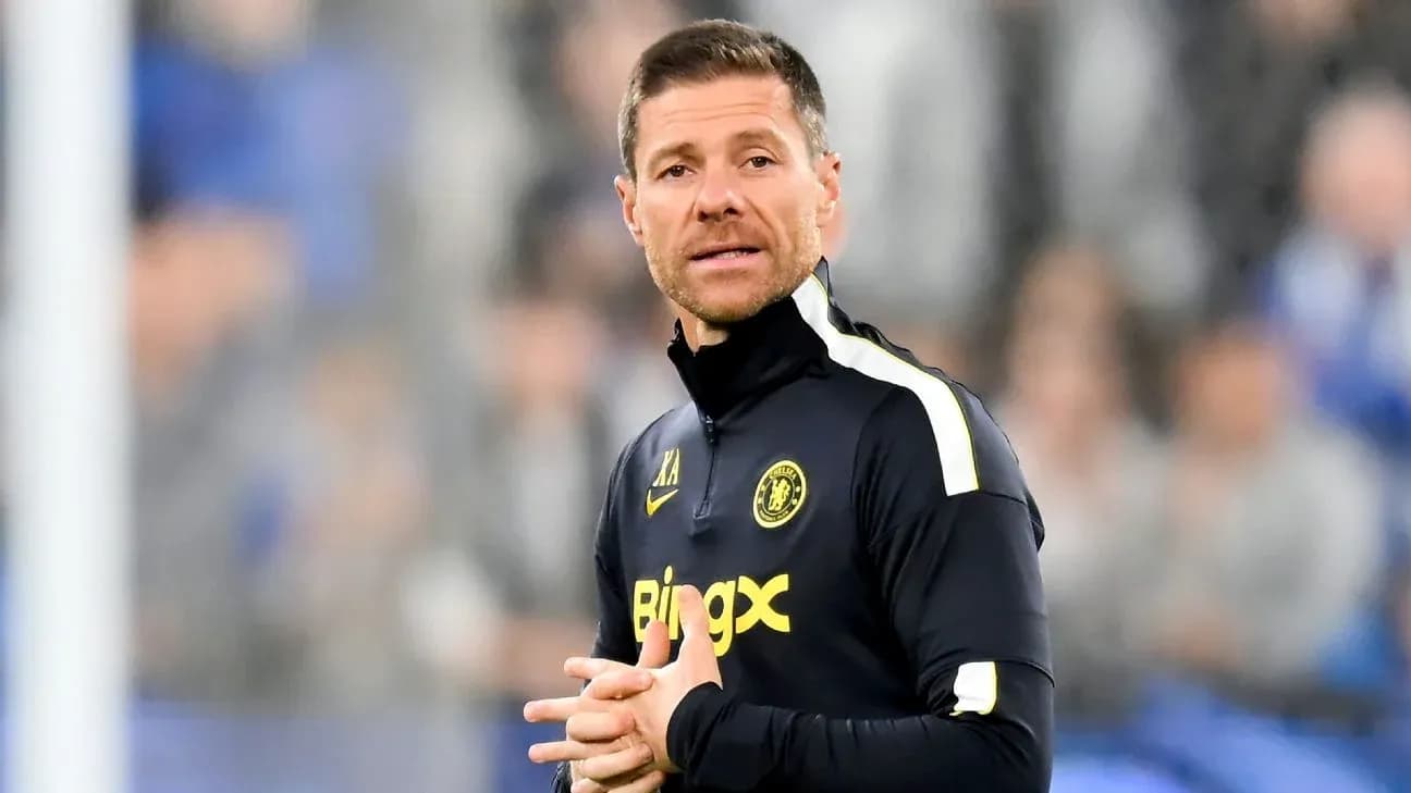 Entrenador en el banquillo durante el partido