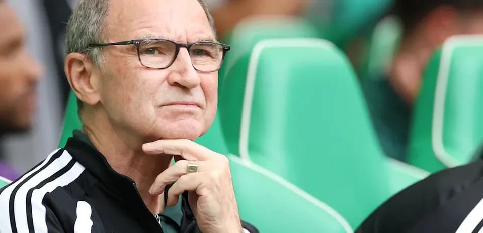 Entrenador pensativo en el banquillo durante el partido