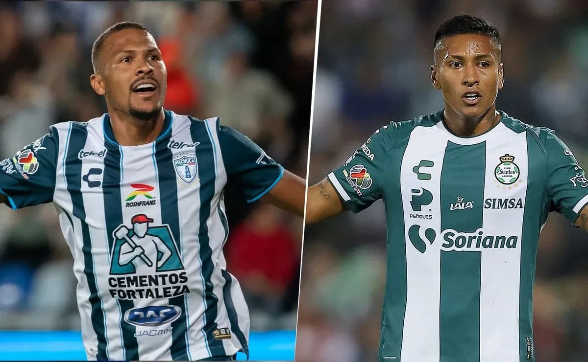 Jugadores de Pachuca y Santos Laguna en acción