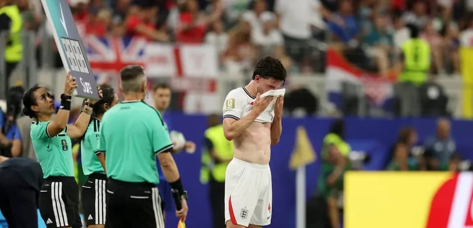 Jugador de Inglaterra limpiándose la cara durante sustitución