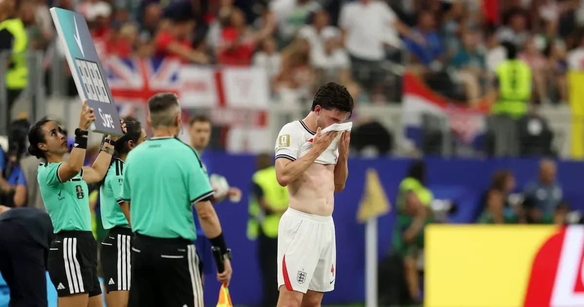 Jugador de Inglaterra limpiándose la cara durante sustitución