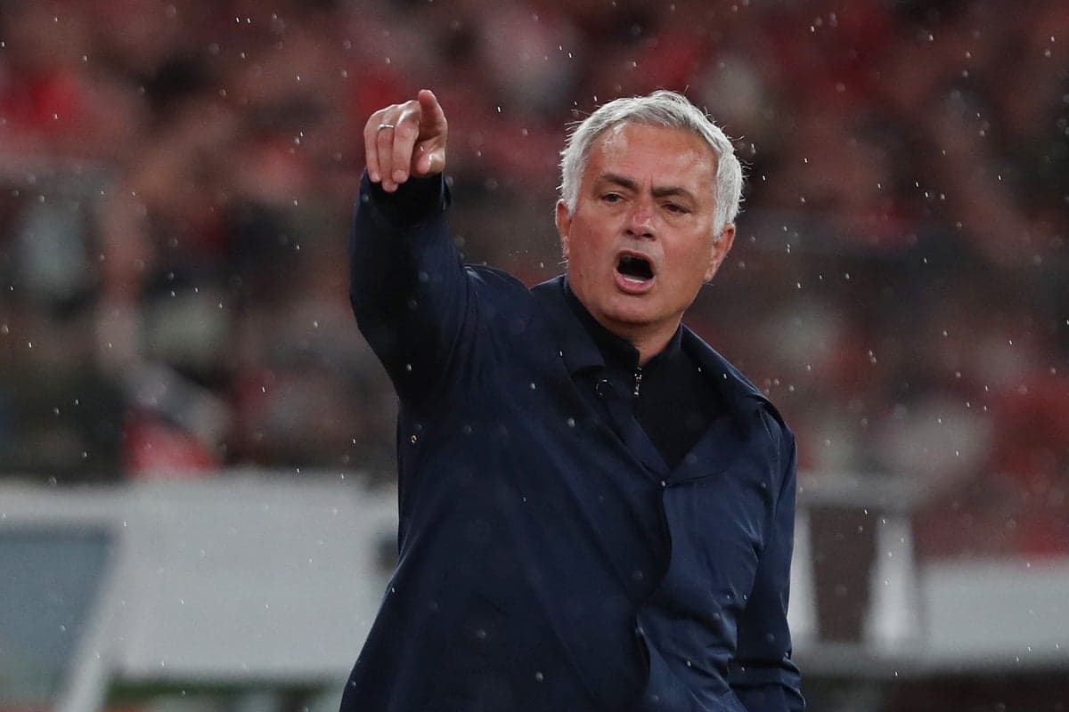 Entrenador dirigiendo a su equipo durante el partido