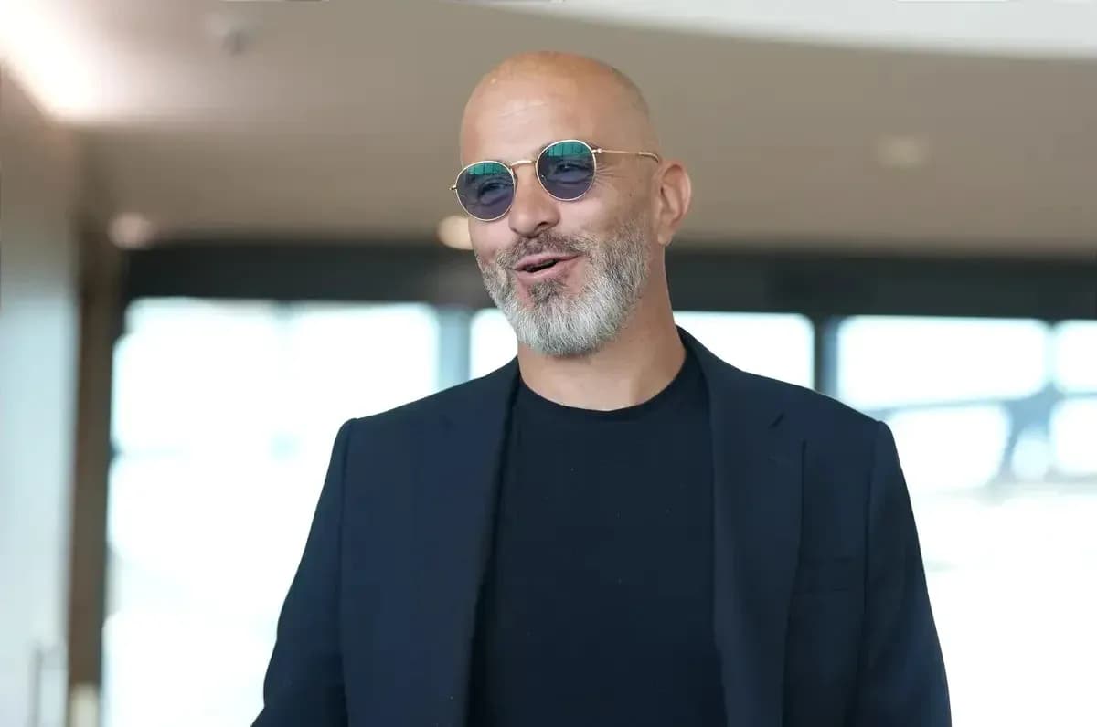 Hombre con gafas de sol sonriendo en interior