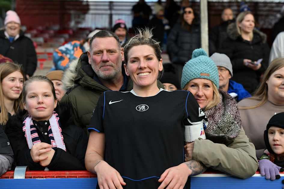 Jugadora posando con aficionados en el estadio