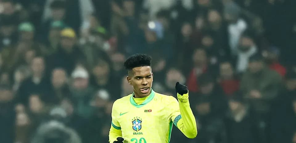 Jugador brasileño celebrando en partido de fútbol