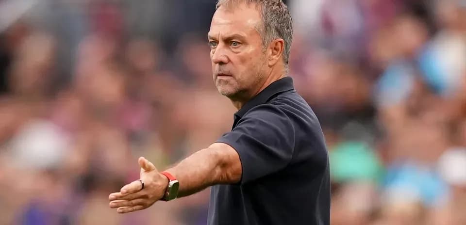 Entrenador dirigiendo a su equipo desde la banda