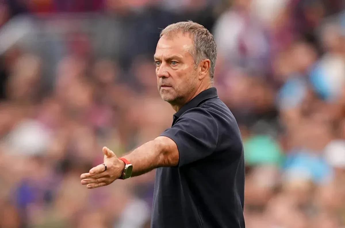 Entrenador dirigiendo a su equipo desde la banda