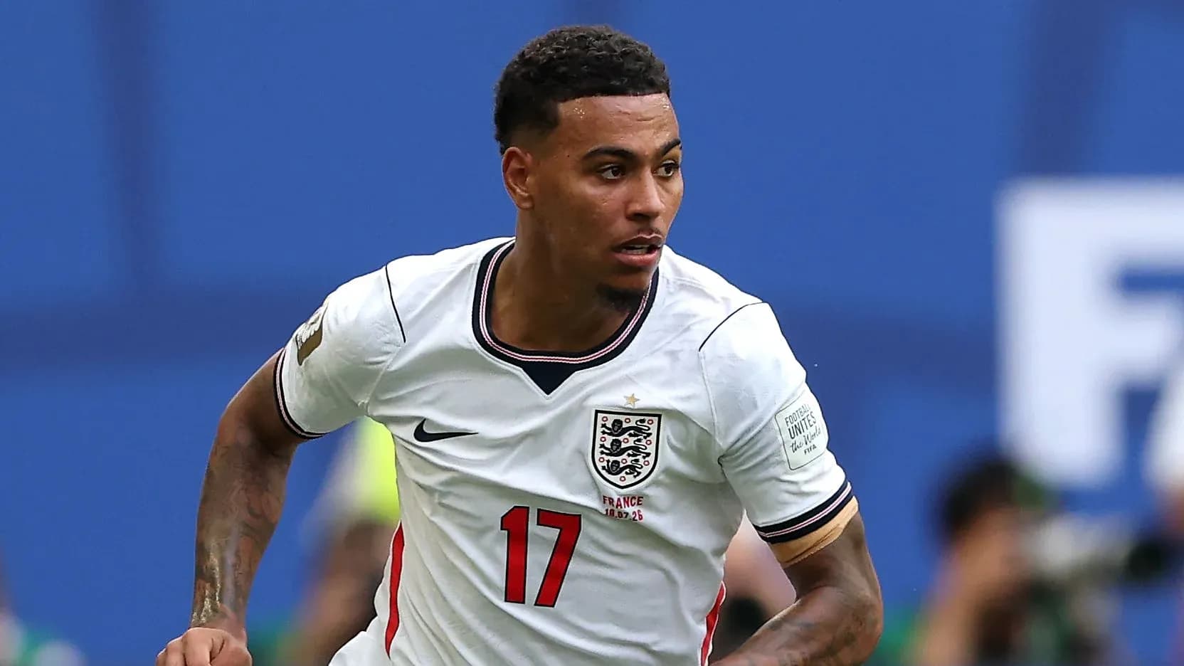 Jugador de Inglaterra corriendo en el campo