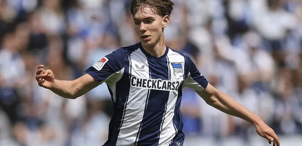 Jugador de Hertha BSC corriendo con balón en campo