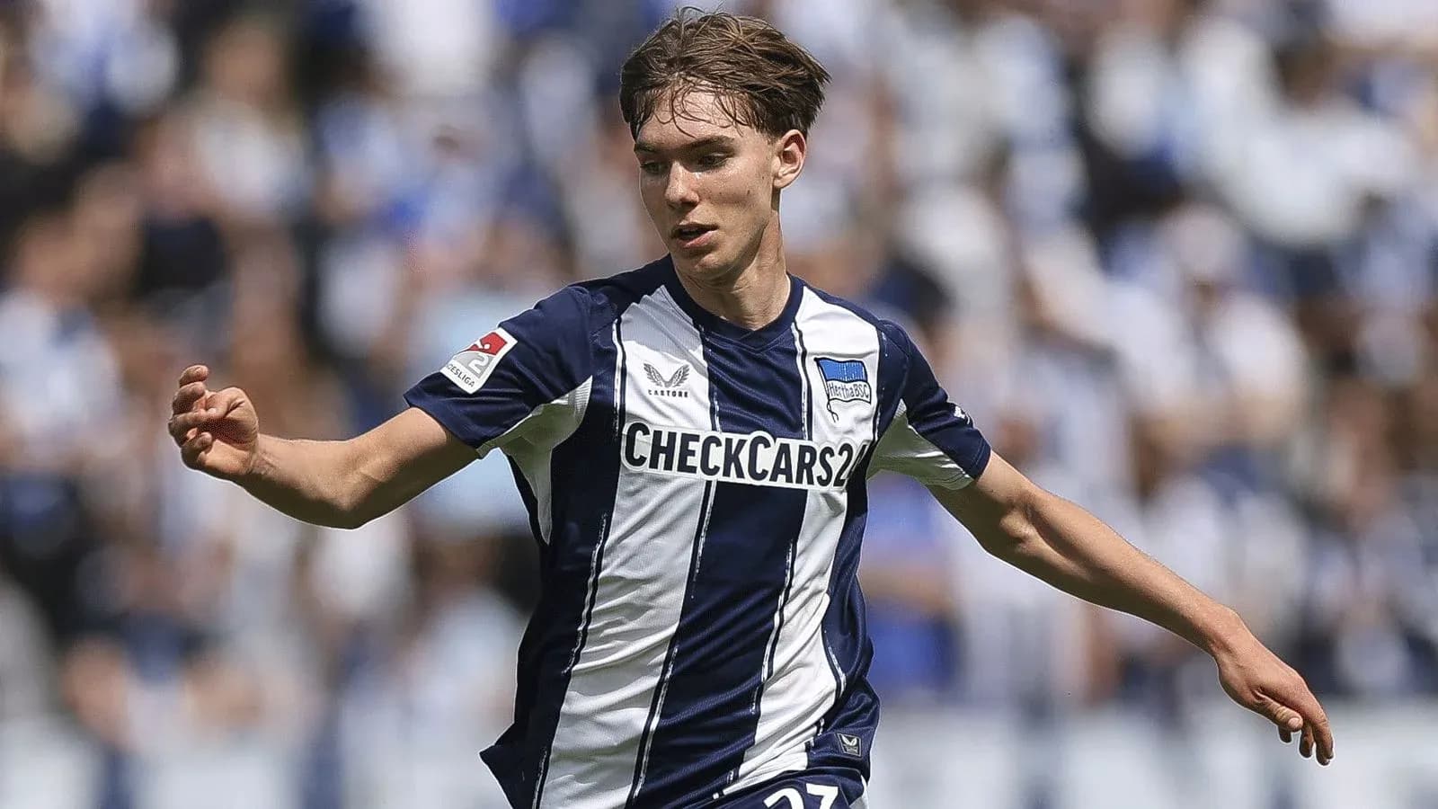 Jugador de Hertha BSC corriendo con balón en campo