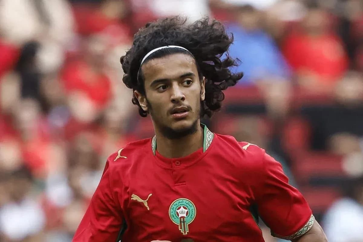 Jugador de Marruecos corriendo en el campo de fútbol