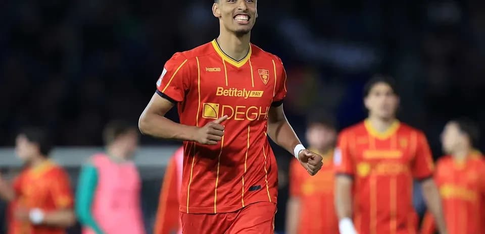 Jugador celebrando un gol con camiseta roja