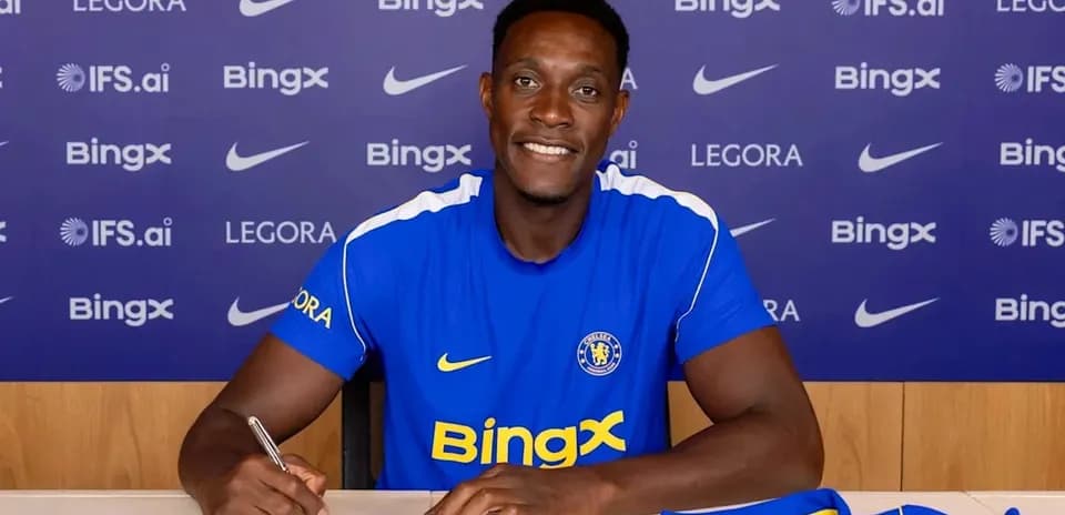Jugador firmando contrato con Chelsea en mesa