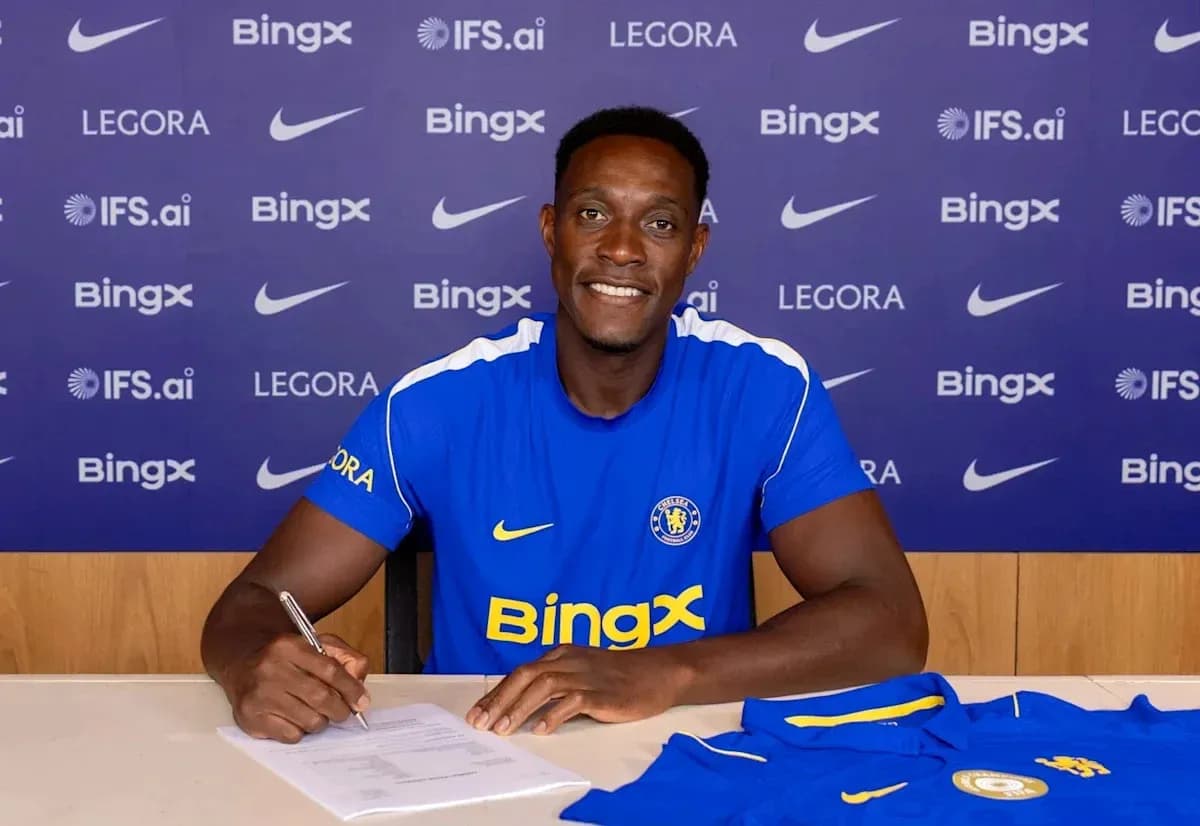 Jugador firmando contrato con Chelsea en mesa