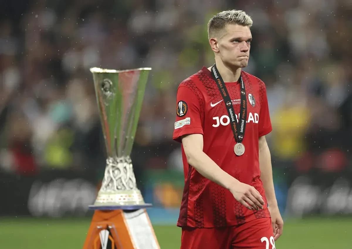 Jugador con medalla, caminando junto al trofeo