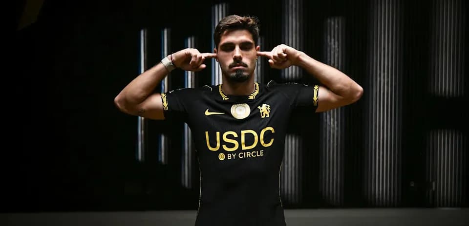 Jugador en camiseta negra de USDC con gesto desafiante